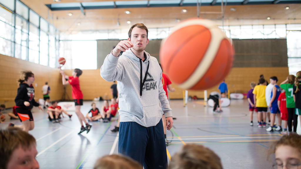 Einsatz zeigen ist Christian Schäfer nicht fremd: hier sehen wir ihn als Jugendcoach beim Allstar Kids Day 2016 in Dessau.